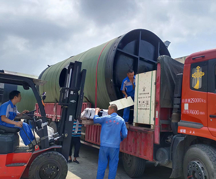 我司用戶定制玻璃鋼一體化預制泵站生產完成裝車發貨現場，應用鹽亭污水收集提升項目！